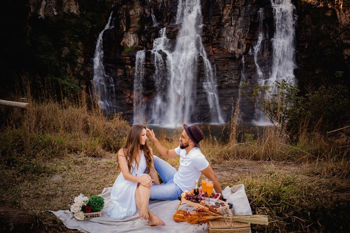 Ensaio Criativo - Pré-wedding - Ensaio no campo - Ensaio de Casal - Ensaio pré casamento - Ensaio ao por do sol - Ensaio simples - Ensaio de casal no Salto do corumbá - Ensaio de casal Brasília - Multifocco - Ensaio ao ar livre 