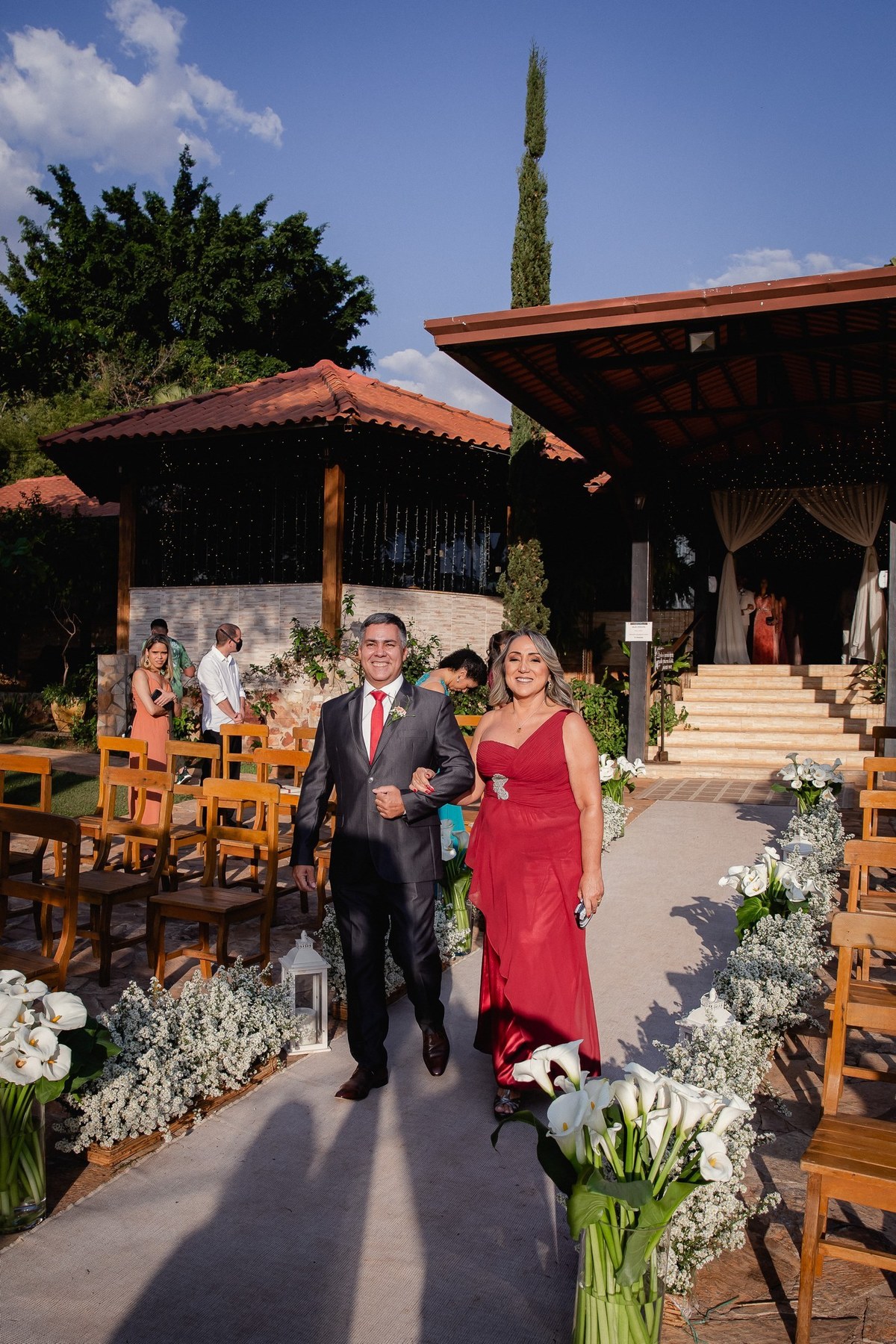 Casamento ao pôr do sol - Casamento de dia - Casamento - Cerimonia de casamento - Casal - Fotógrafo de casamento - Brasília-DF - Fotógrafo de casais - Noivo - Noiva - Vestido da noiva - Casamento inspiração - Fotógrafo Brasília- Padrinhos de casamento 