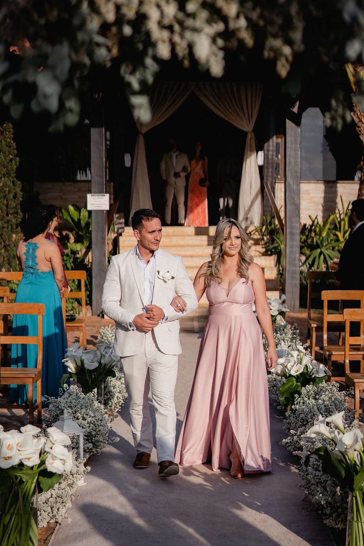 Casamento ao pôr do sol - Casamento de dia - Casamento - Cerimonia de casamento - Casal - Fotógrafo de casamento - Brasília-DF - Fotógrafo de casais - Noivo - Noiva - Vestido da noiva - Casamento inspiração - Fotógrafo Brasília - Padrinhos de casamento