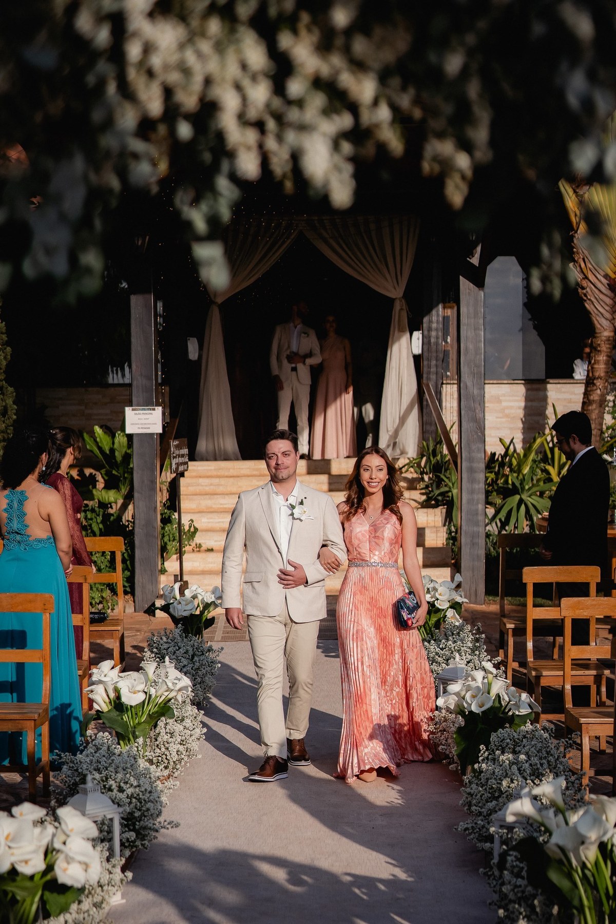 Casamento ao pôr do sol - Casamento de dia - Casamento - Cerimonia de casamento - Casal - Fotógrafo de casamento - Brasília-DF - Fotógrafo de casais - Noivo - Noiva - Vestido da noiva - Casamento inspiração - Fotógrafo Brasília - Padrinhos de casamento