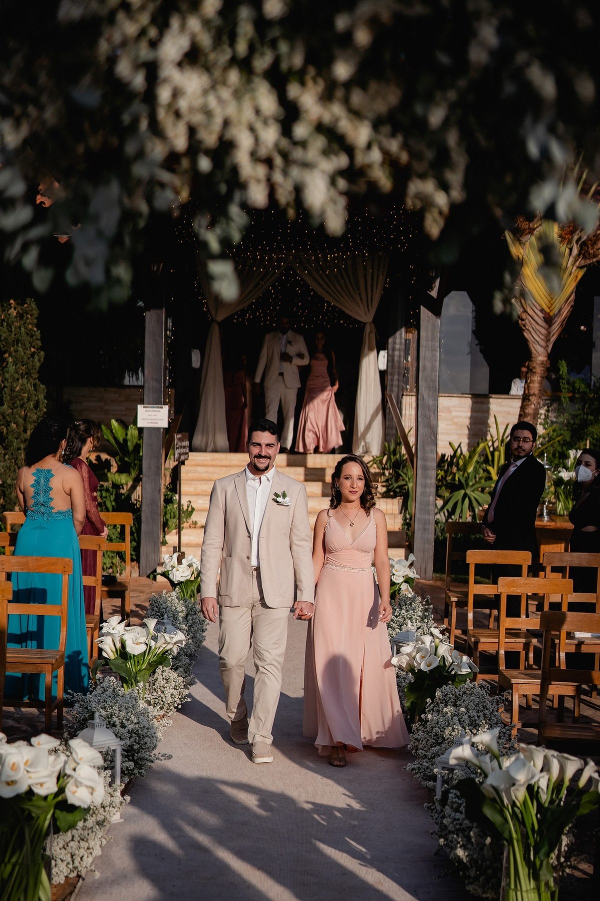 Casamento ao pôr do sol - Casamento de dia - Casamento - Cerimonia de casamento - Casal - Fotógrafo de casamento - Brasília-DF - Fotógrafo de casais - Noivo - Noiva - Vestido da noiva - Casamento inspiração - Fotógrafo Brasília - Padrinhos de casamento