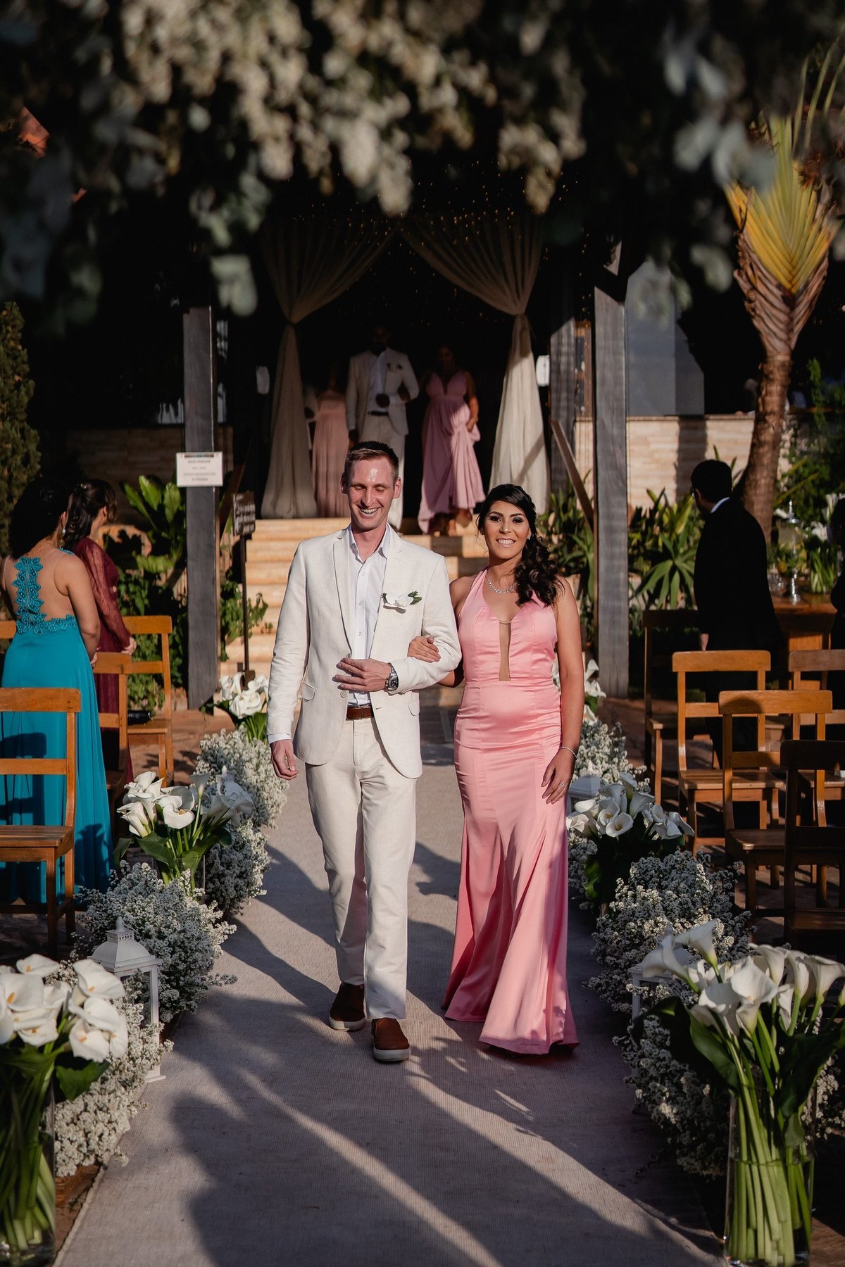 Casamento ao pôr do sol - Casamento de dia - Casamento - Cerimonia de casamento - Casal - Fotógrafo de casamento - Brasília-DF - Fotógrafo de casais - Noivo - Noiva - Vestido da noiva - Casamento inspiração - Fotógrafo Brasília - Padrinhos de casamento