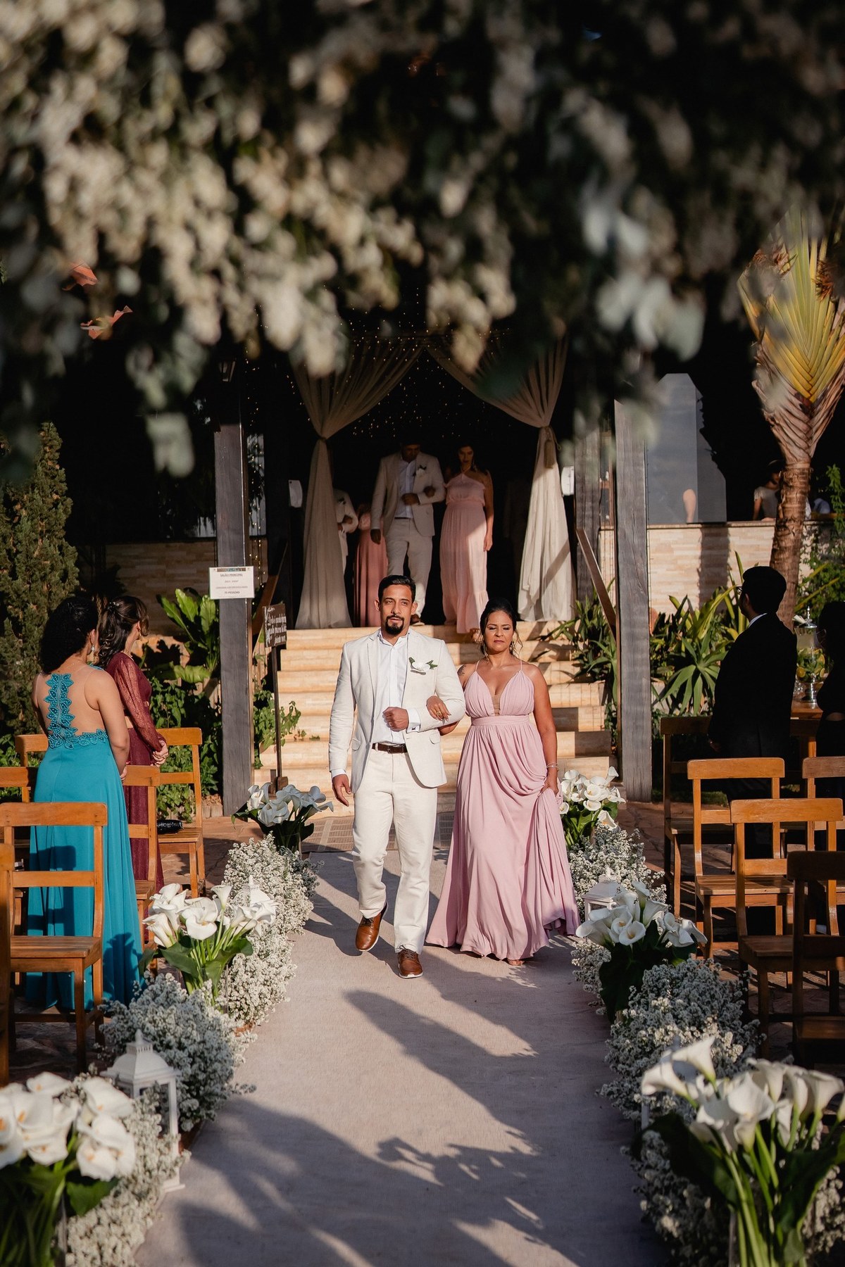 Casamento ao pôr do sol - Casamento de dia - Casamento - Cerimonia de casamento - Casal - Fotógrafo de casamento - Brasília-DF - Fotógrafo de casais - Noivo - Noiva - Vestido da noiva - Casamento inspiração - Fotógrafo Brasília - Padrinhos de casamento