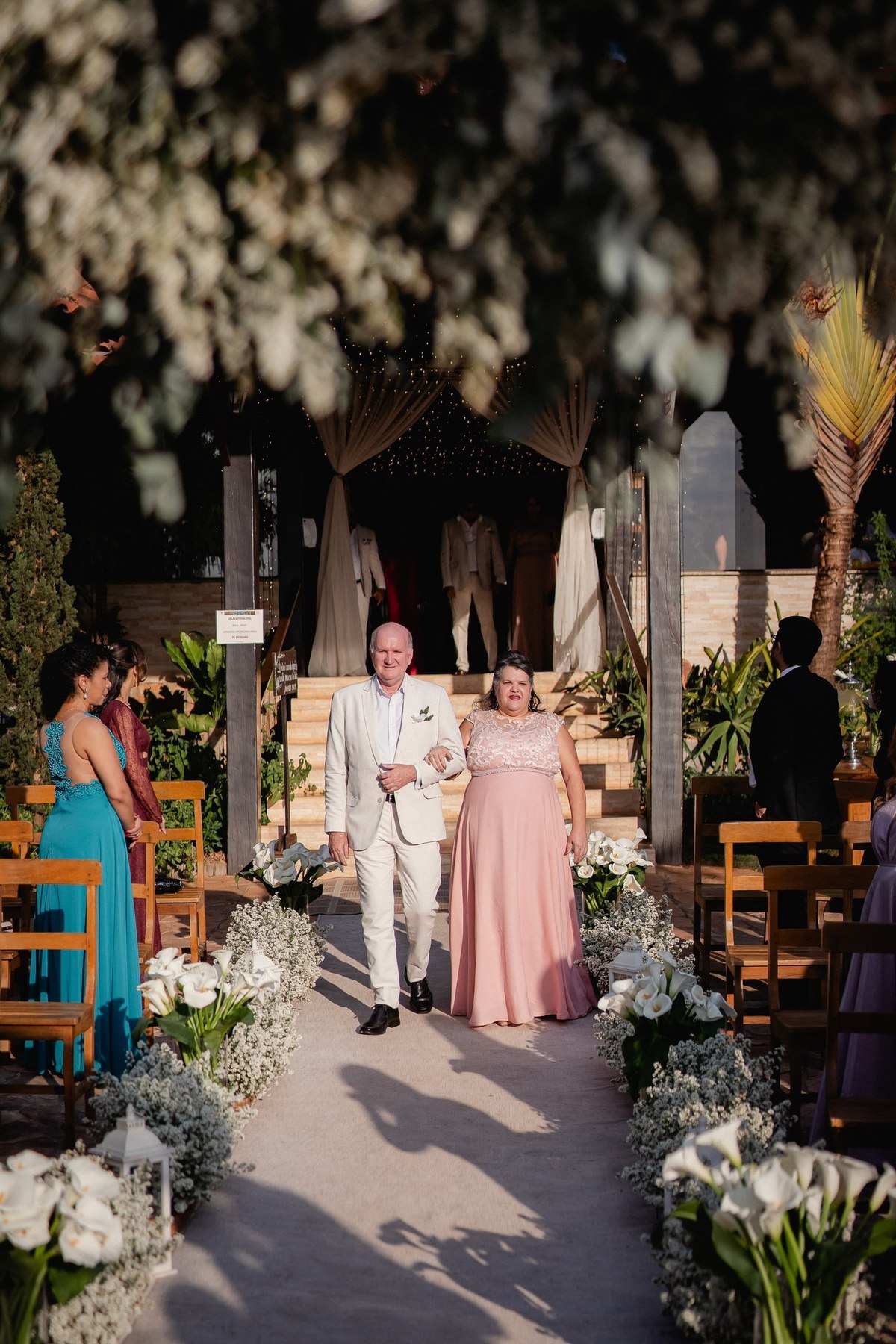 Casamento ao pôr do sol - Casamento de dia - Casamento - Cerimonia de casamento - Casal - Fotógrafo de casamento - Brasília-DF - Fotógrafo de casais - Noivo - Noiva - Vestido da noiva - Casamento inspiração - Fotógrafo Brasília - Padrinhos de casamento