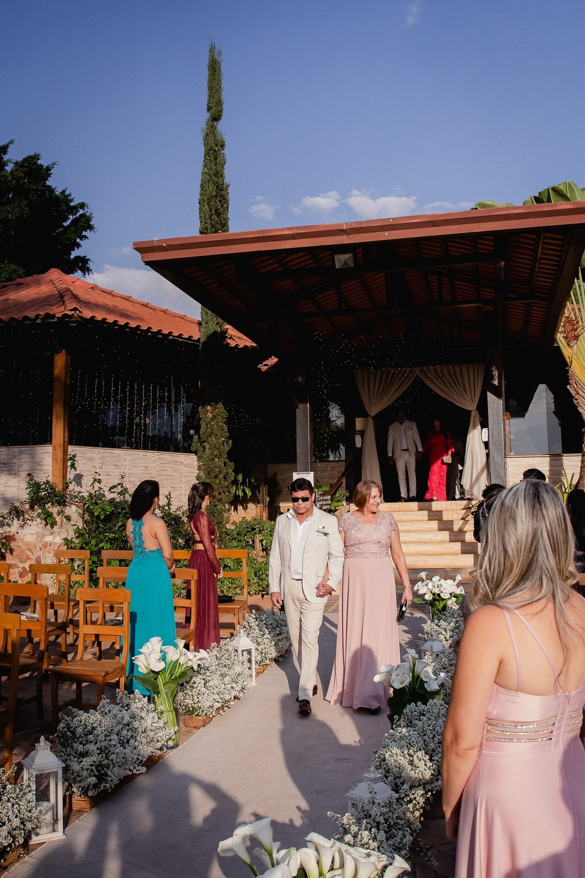 Casamento ao pôr do sol - Casamento de dia - Casamento - Cerimonia de casamento - Casal - Fotógrafo de casamento - Brasília-DF - Fotógrafo de casais - Noivo - Noiva - Vestido da noiva - Casamento inspiração - Fotógrafo Brasília - Padrinhos de casamento