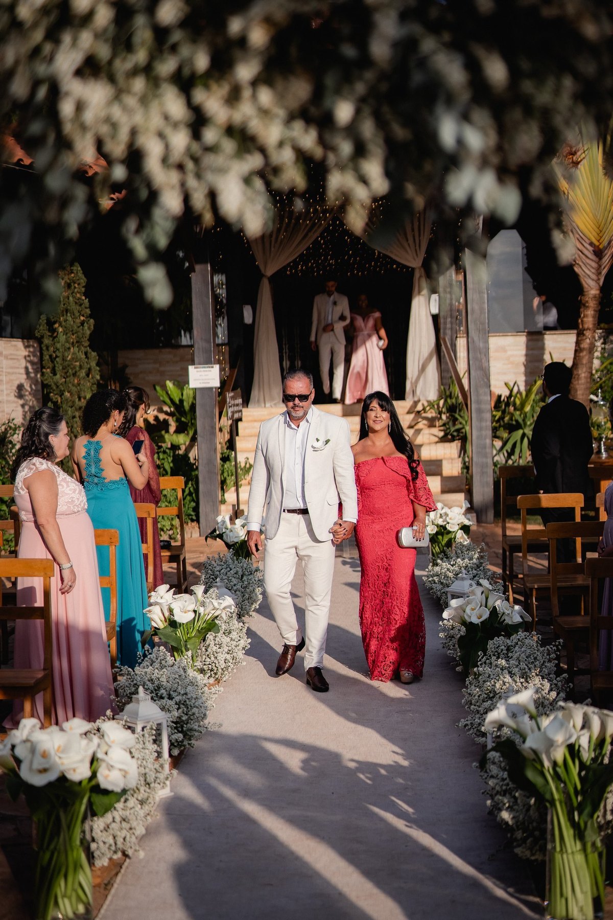 Casamento ao pôr do sol - Casamento de dia - Casamento - Cerimonia de casamento - Casal - Fotógrafo de casamento - Brasília-DF - Fotógrafo de casais - Noivo - Noiva - Vestido da noiva - Casamento inspiração - Fotógrafo Brasília - Padrinhos de casamento