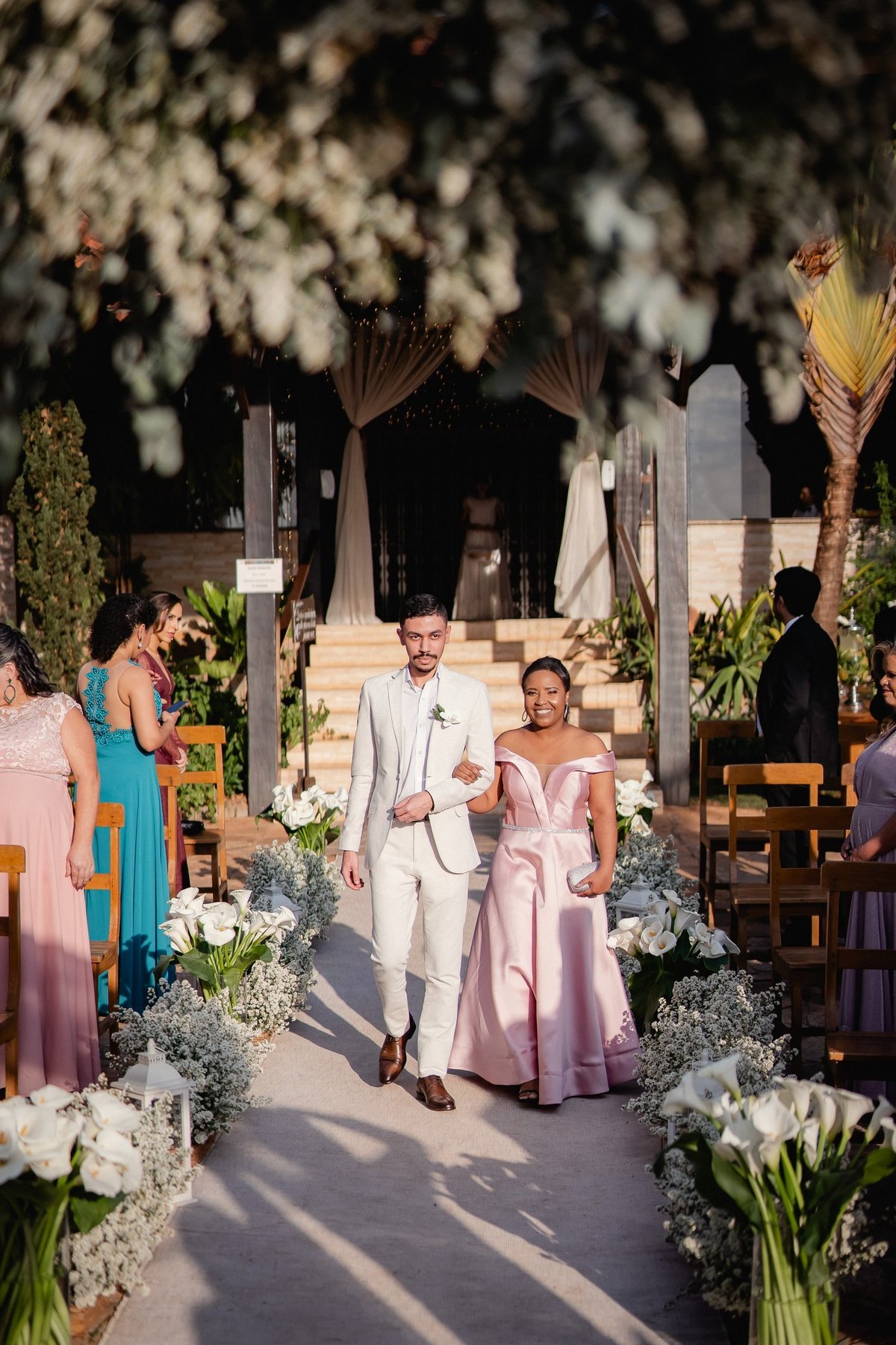 Casamento ao pôr do sol - Casamento de dia - Casamento - Cerimonia de casamento - Casal - Fotógrafo de casamento - Brasília-DF - Fotógrafo de casais - Noivo - Noiva - Vestido da noiva - Casamento inspiração - Fotógrafo Brasília- Padrinhos de casamento 