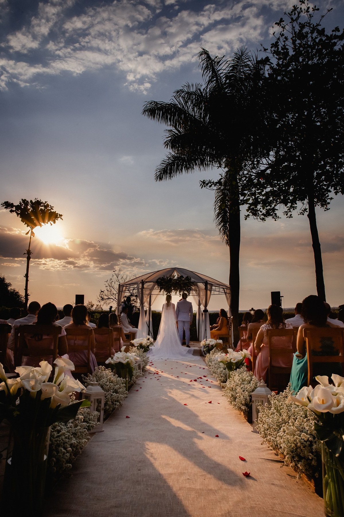 Casamento ao pôr do sol - Casamento de dia - Casamento - Cerimonia de casamento - Casal - Fotógrafo de casamento - Brasília-DF - Fotógrafo de casais - Noivo - Noiva - Vestido da noiva - Casamento inspiração - Fotógrafo Brasília 