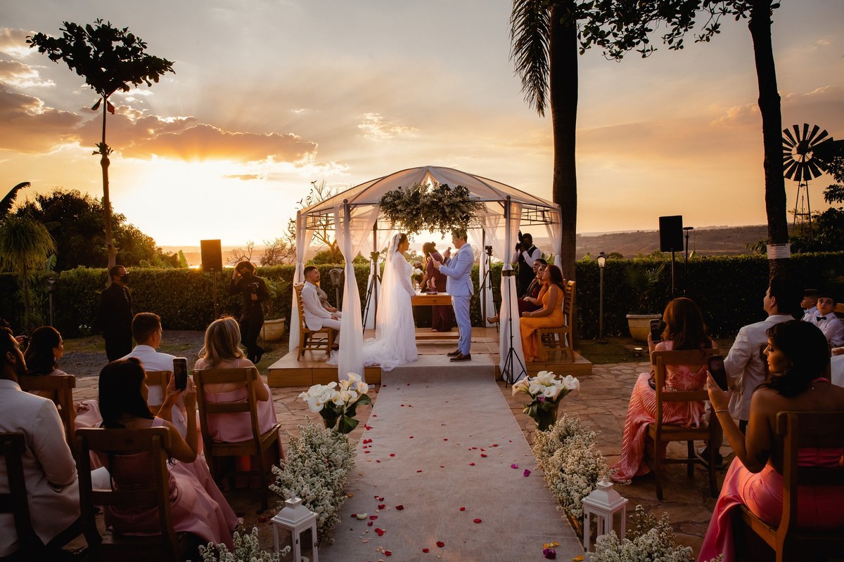 Casamento-ao-pôr-do-sol - Casamento-de-dia - Casamento - Cerimonia-de-casamento - Casal - Fotógrafo-de-casamento - Brasília-DF - Fotógrafo-de-casais - Noivo - Noiva - Vestido-da-noiva - Casamento-inspiração - Fotógrafo-Brasília