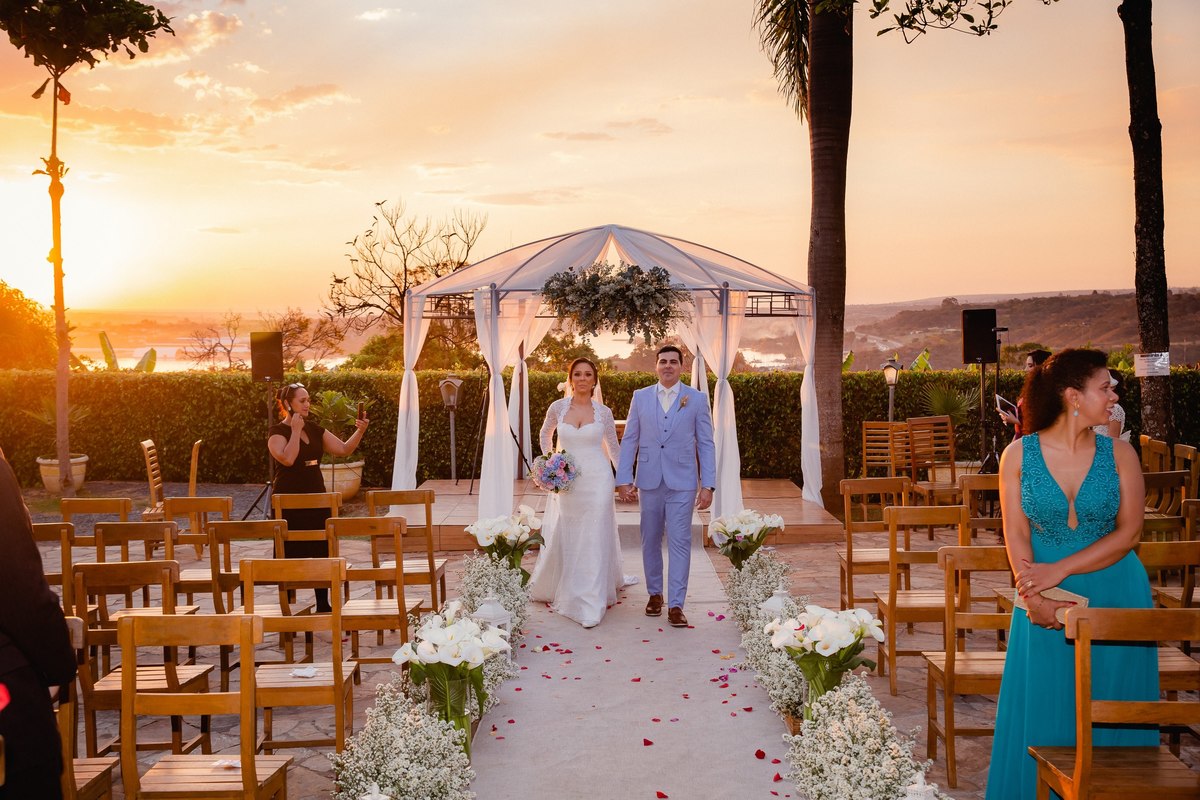 Casamento ao pôr do sol - Casamento de dia - Casamento - Cerimonia de casamento - Casal - Fotógrafo de casamento - Brasília-DF - Fotógrafo de casais - Noivo - Noiva - Vestido da noiva - Casamento inspiração - Fotógrafo Brasília 