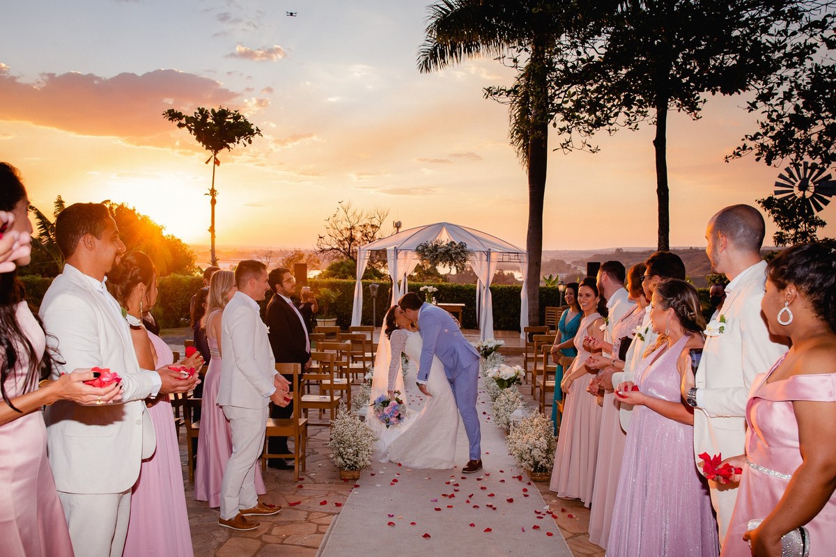 Casamento-ao-pôr-do-sol - Casamento-de-dia - Casamento - Cerimonia-de-casamento - Casal - Fotógrafo-de-casamento - Brasília-DF - Fotógrafo-de-casais - Noivo - Noiva - Vestido-da-noiva - Casamento-inspiração - Fotógrafo-Brasília