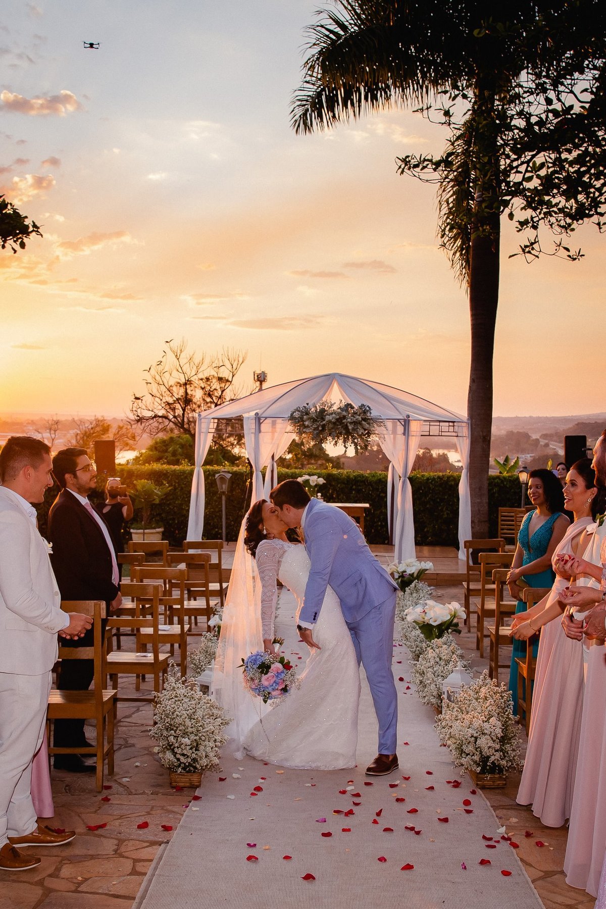 Casamento ao pôr do sol - Casamento de dia - Casamento - Cerimonia de casamento - Casal - Fotógrafo de casamento - Brasília-DF - Fotógrafo de casais - Noivo - Noiva - Vestido da noiva - Casamento inspiração - Fotógrafo Brasília 