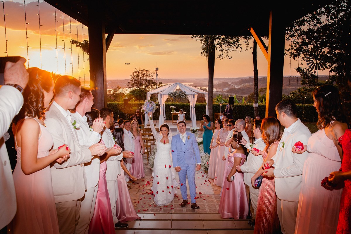 Casamento ao pôr do sol - Casamento de dia - Casamento - Cerimonia de casamento - Casal - Fotógrafo de casamento - Brasília-DF - Fotógrafo de casais - Noivo - Noiva - Vestido da noiva - Casamento inspiração - Fotógrafo Brasília 