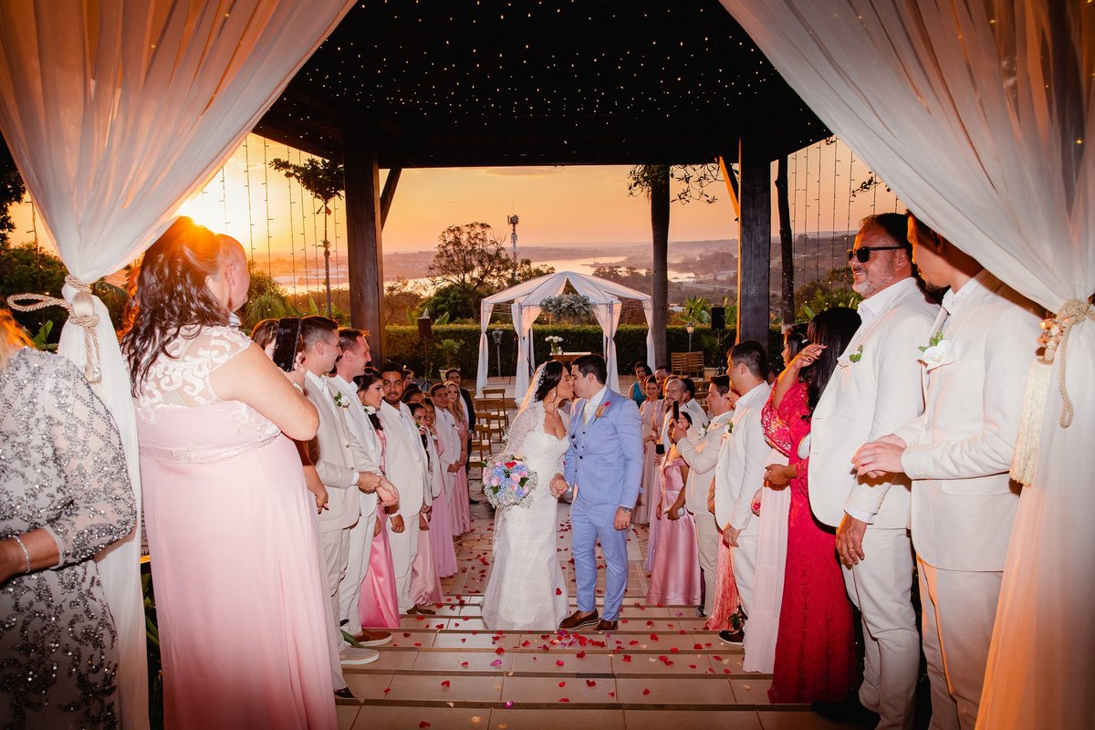 Casamento ao pôr do sol - Casamento de dia - Casamento - Cerimonia de casamento - Casal - Fotógrafo de casamento - Brasília-DF - Fotógrafo de casais - Noivo - Noiva - Vestido da noiva - Casamento inspiração - Fotógrafo Brasília 