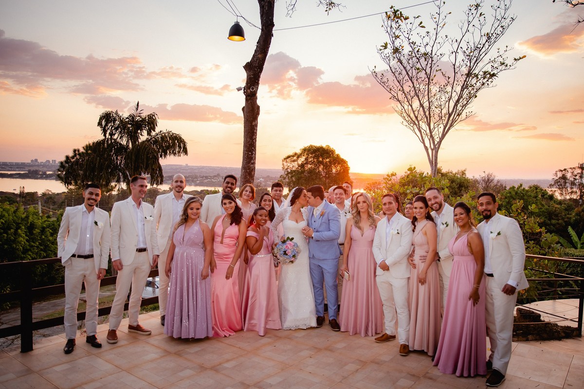 Casamento-ao-pôr-do-sol - Casamento-de-dia - Casamento - Cerimonia-de-casamento - Casal - Fotógrafo-de-casamento - Brasília-DF - Fotógrafo-de-casais - Noivo - Noiva - Vestido-da-noiva - Casamento-inspiração - Fotógrafo-Brasília - Padrinhos-de-casamento