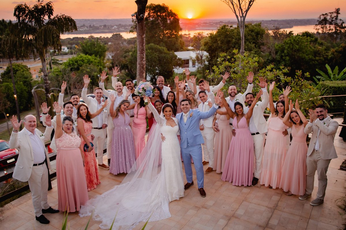 Casamento ao pôr do sol - Casamento de dia - Casamento - Cerimonia de casamento - Casal - Fotógrafo de casamento - Brasília-DF - Fotógrafo de casais - Noivo - Noiva - Vestido da noiva - Casamento inspiração - Fotógrafo Brasília - Padrinhos de casamento 