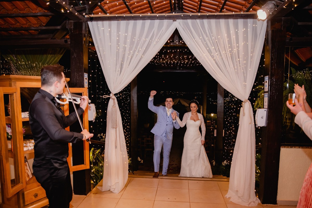 Casamento ao pôr do sol - Casamento de dia - Casamento - Cerimonia de casamento - Casal - Fotógrafo de casamento - Brasília-DF - Fotógrafo de casais - Noivo - Noiva - Vestido da noiva - Casamento inspiração - Fotógrafo Brasília - Festa de casamento 