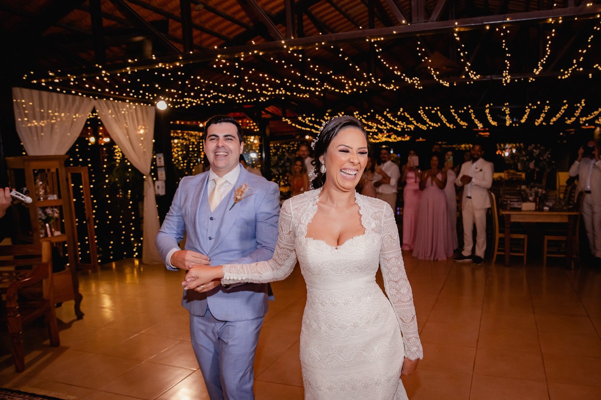 Casamento ao pôr do sol - Casamento de dia - Casamento - Cerimonia de casamento - Casal - Fotógrafo de casamento - Brasília-DF - Fotógrafo de casais - Noivo - Noiva - Vestido da noiva - Casamento inspiração - Fotógrafo Brasília - Festa-de-casamento 