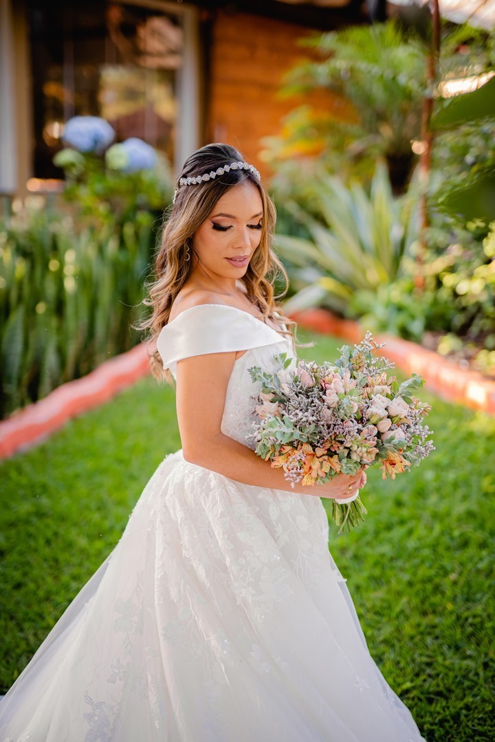 Noiva - Brasília-DF - Casamento - Ensaio de noiva - Noiva elegante - Vestido de noiva - Noivas - Noivas Brasília - Casamento civil - Casamento ao ar livre - Casamento simples - Noiva 2021 - Noiva 2022 - Fotógrafo de casamento - Multifocco - Foto de noiva 