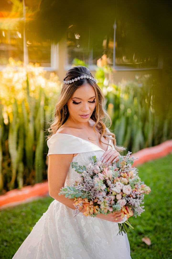 Noiva - Brasília-DF - Casamento - Ensaio de noiva - Noiva elegante - Vestido de noiva - Noivas - Noivas Brasília - Casamento civil - Casamento ao ar livre - Casamento simples - Noiva 2021 - Noiva 2022 - Fotógrafo de casamento - Multifocco - Foto de noiva 