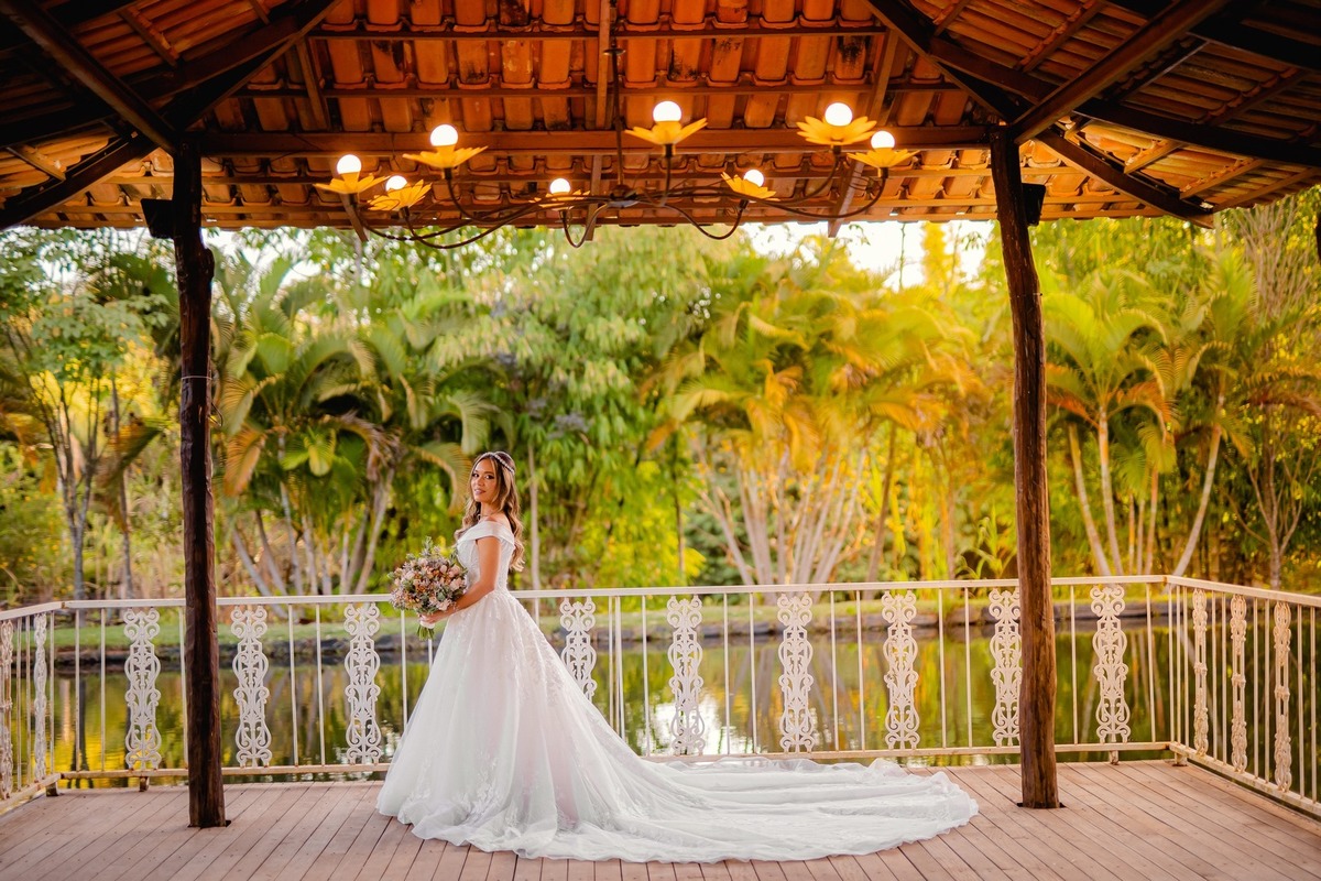 Noiva - Brasília-DF - Casamento - Ensaio de noiva - Noiva elegante - Vestido de noiva - Noivas - Noivas Brasília - Casamento civil - Casamento ao ar livre - Casamento simples - Noiva 2021 - Noiva 2022 - Fotógrafo de casamento - Multifocco - Foto de noiva 