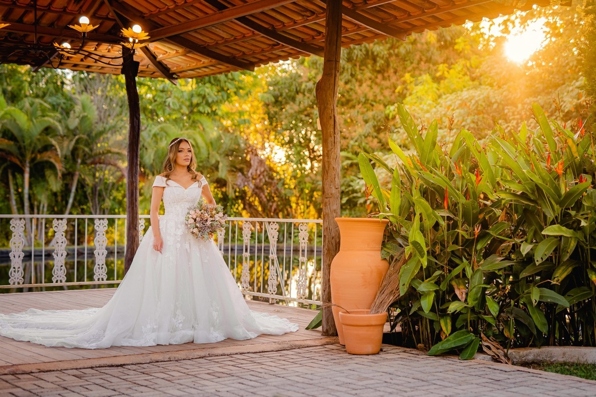 Noiva - Brasília-DF - Casamento - Ensaio de noiva - Noiva elegante - Vestido de noiva - Noivas - Noivas Brasília - Casamento civil - Casamento ao ar livre - Casamento simples - Noiva 2021 - Noiva 2022 - Fotógrafo de casamento - Multifocco - Foto de noiva 