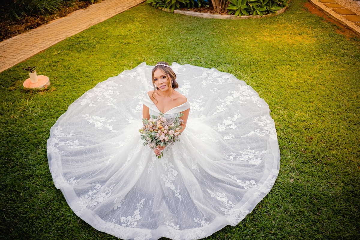 Noiva - Brasília-DF - Casamento - Ensaio de noiva - Noiva elegante - Vestido de noiva - Noivas - Noivas Brasília - Casamento civil - Casamento ao ar livre - Casamento simples - Noiva 2021 - Noiva 2022 - Fotógrafo de casamento - Multifocco - Foto de noiva 