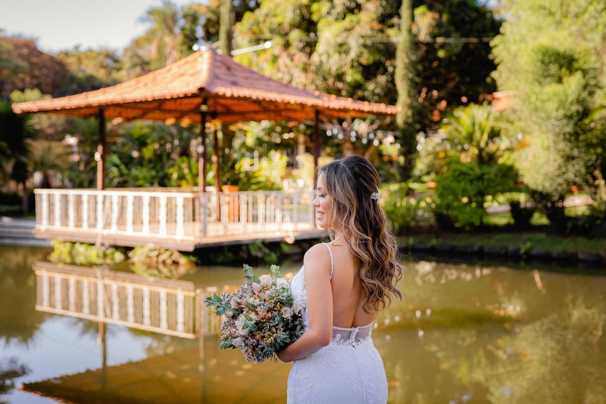 Noiva - Brasília-DF - Casamento - Ensaio de noiva - Noiva elegante - Vestido de noiva - Noivas - Noivas Brasília - Casamento civil - Casamento ao ar livre - Casamento simples - Noiva 2021 - Noiva 2022 - Fotógrafo de casamento - Multifocco - Foto de noiva 