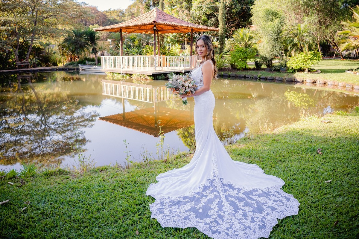 Noiva - Brasília-DF - Casamento - Ensaio de noiva - Noiva elegante - Vestido de noiva - Noivas - Noivas Brasília - Casamento civil - Casamento ao ar livre - Casamento simples - Noiva 2021 - Noiva 2022 - Fotógrafo de casamento - Multifocco - Foto de noiva 