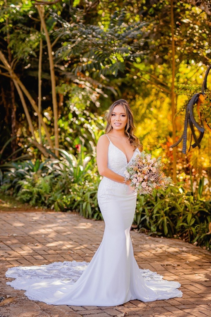Noiva - Brasília-DF - Casamento - Ensaio de noiva - Noiva elegante - Vestido de noiva - Noivas - Noivas Brasília - Casamento civil - Casamento ao ar livre - Casamento simples - Noiva 2021 - Noiva 2022 - Fotógrafo de casamento - Multifocco - Foto de noiva 