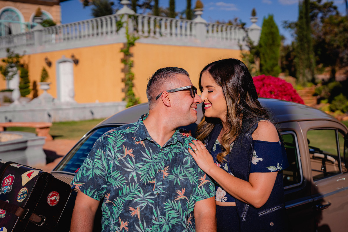 Ensaio de casal - Ensaio de casal brasília - Fotos de casal - Fotógrafo de casal - Fotógrafo Brasília - Fotógrafo de casamento - Brasília-DF - Villa Giardini - Inspiração ensaio de casal  - Ensaio de casal ao ar livre - Ensaio de casal criativo