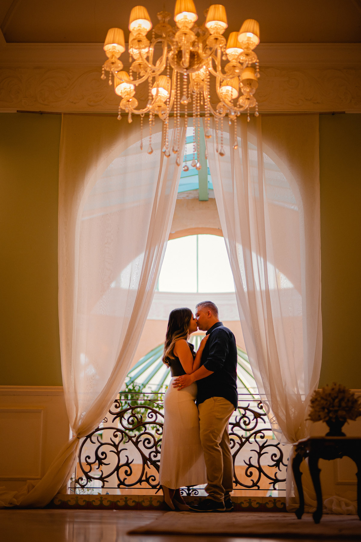 Ensaio de casal - Ensaio de casal brasília - Fotos de casal - Fotógrafo de casal - Fotógrafo Brasília - Fotógrafo de casamento - Brasília-DF - Villa Giardini - Inspiração ensaio de casal  - Ensaio de casal ao ar livre - Ensaio de casal criativo