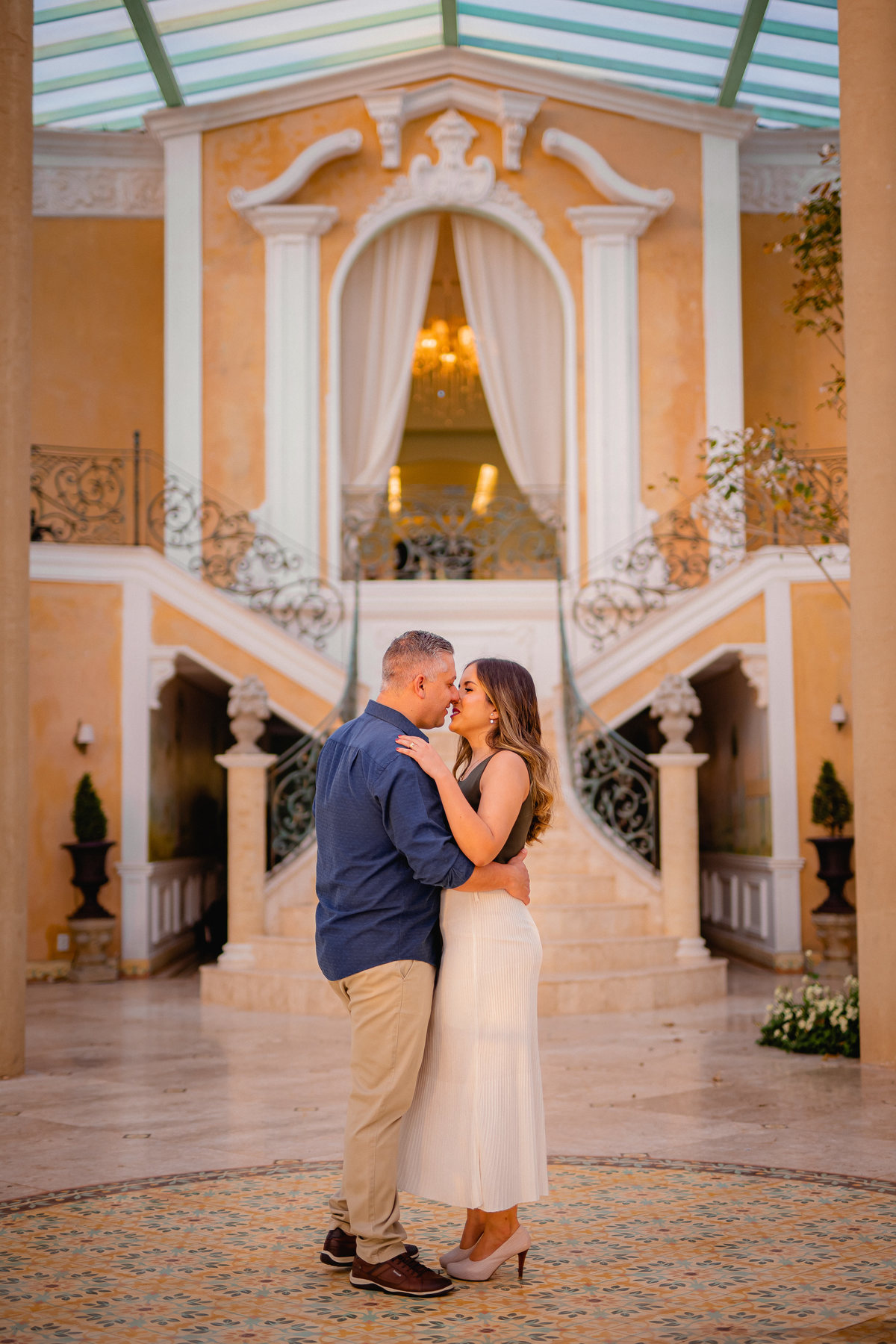 Ensaio de casal - Ensaio de casal brasília - Fotos de casal - Fotógrafo de casal - Fotógrafo Brasília - Fotógrafo de casamento - Brasília-DF - Villa Giardini - Inspiração ensaio de casal  - Ensaio de casal ao ar livre - Ensaio de casal criativo