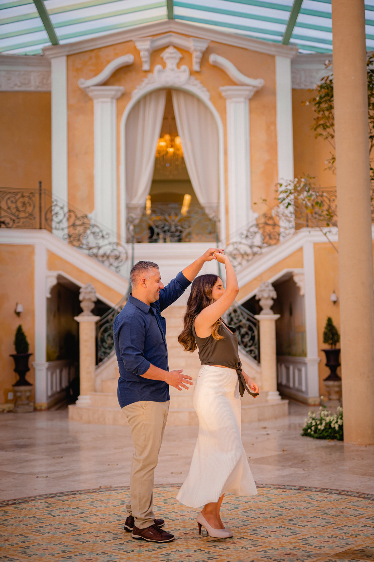 Ensaio de casal - Ensaio de casal brasília - Fotos de casal - Fotógrafo de casal - Fotógrafo Brasília - Fotógrafo de casamento - Brasília-DF - Villa Giardini - Inspiração ensaio de casal  - Ensaio de casal ao ar livre - Ensaio de casal criativo