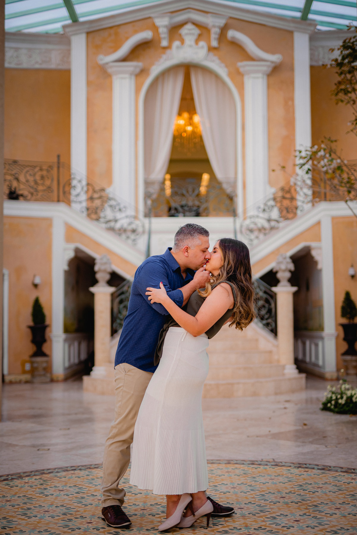 Ensaio de casal - Ensaio de casal brasília - Fotos de casal - Fotógrafo de casal - Fotógrafo Brasília - Fotógrafo de casamento - Brasília-DF - Villa Giardini - Inspiração ensaio de casal  - Ensaio de casal ao ar livre - Ensaio de casal criativo