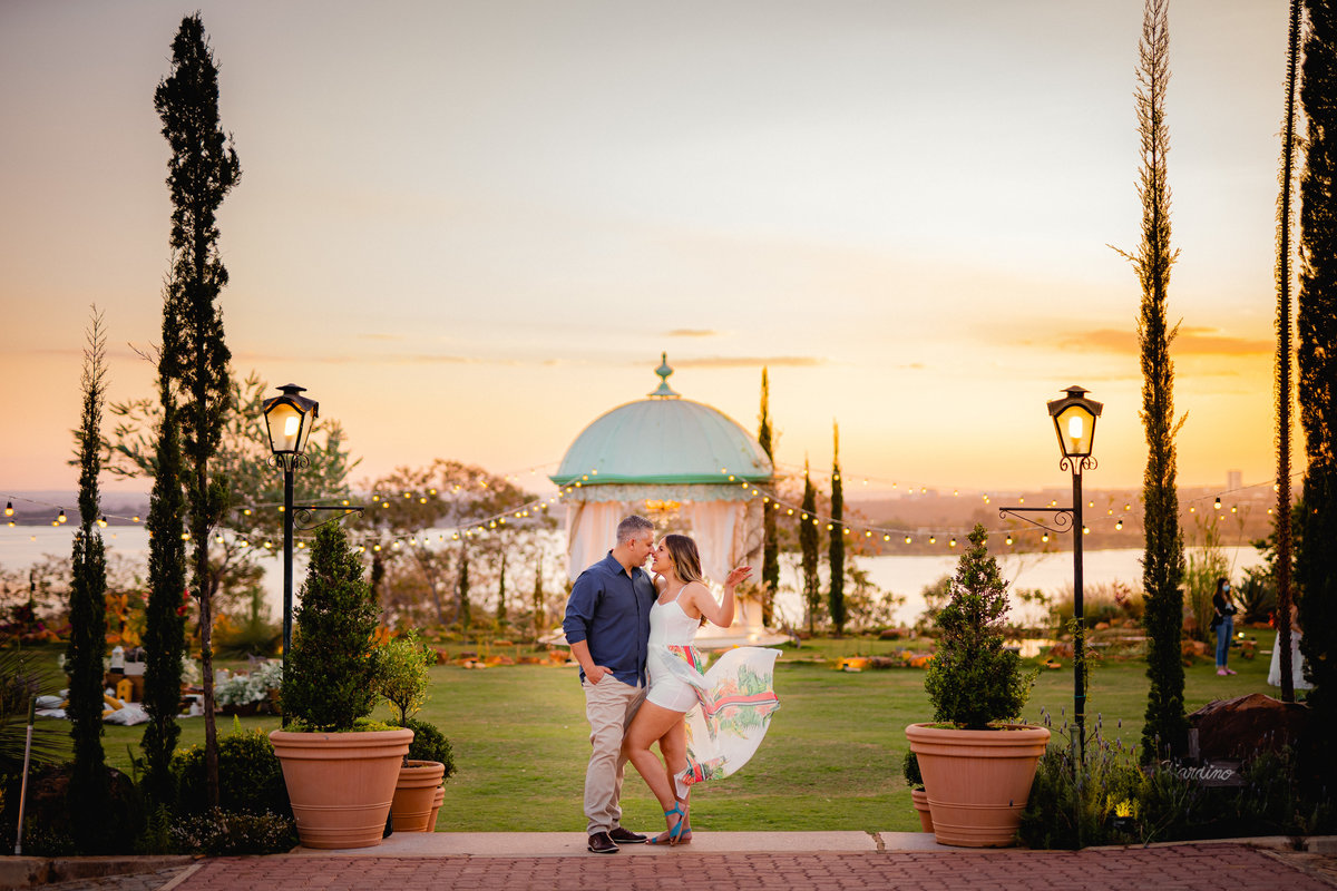 Ensaio de casal - Ensaio de casal brasília - Fotos de casal - Fotógrafo de casal - Fotógrafo Brasília - Fotógrafo de casamento - Brasília-DF - Villa Giardini - Inspiração ensaio de casal  - Ensaio de casal ao ar livre - Ensaio de casal criativo