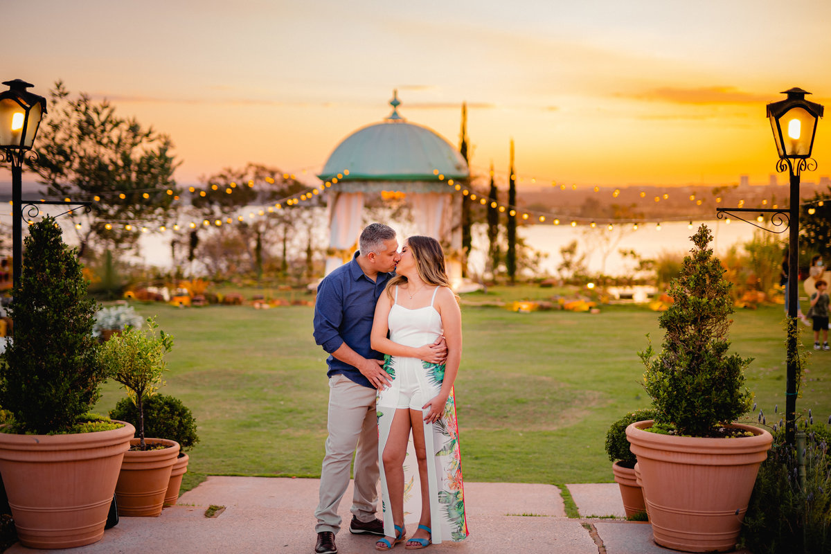 Ensaio de casal - Ensaio de casal brasília - Fotos de casal - Fotógrafo de casal - Fotógrafo Brasília - Fotógrafo de casamento - Brasília-DF - Villa Giardini - Inspiração ensaio de casal  - Ensaio de casal ao ar livre - Ensaio de casal criativo