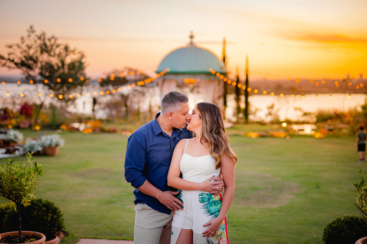 Ensaio de casal - Ensaio de casal brasília - Fotos de casal - Fotógrafo de casal - Fotógrafo Brasília - Fotógrafo de casamento - Brasília-DF - Villa Giardini - Inspiração ensaio de casal  - Ensaio de casal ao ar livre - Ensaio de casal criativo
