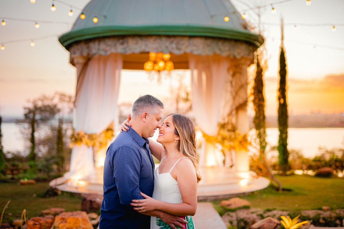 Ensaio de casal - Ensaio de casal brasília - Fotos de casal - Fotógrafo de casal - Fotógrafo Brasília - Fotógrafo de casamento - Brasília-DF - Villa Giardini - Inspiração ensaio de casal  - Ensaio de casal ao ar livre - Ensaio de casal criativo