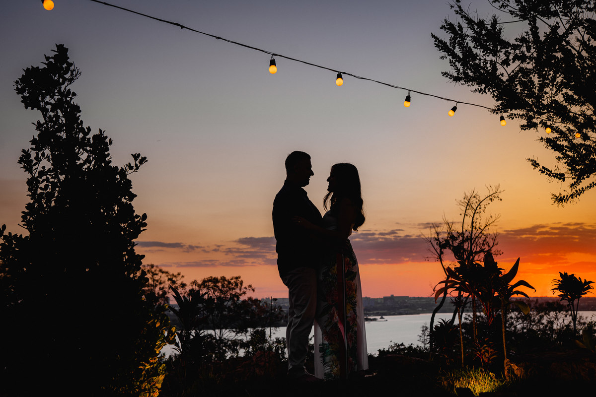 Ensaio de casal - Ensaio de casal brasília - Fotos de casal - Fotógrafo de casal - Fotógrafo Brasília - Fotógrafo de casamento - Brasília-DF - Villa Giardini - Inspiração ensaio de casal  - Ensaio de casal ao ar livre - Ensaio de casal criativo