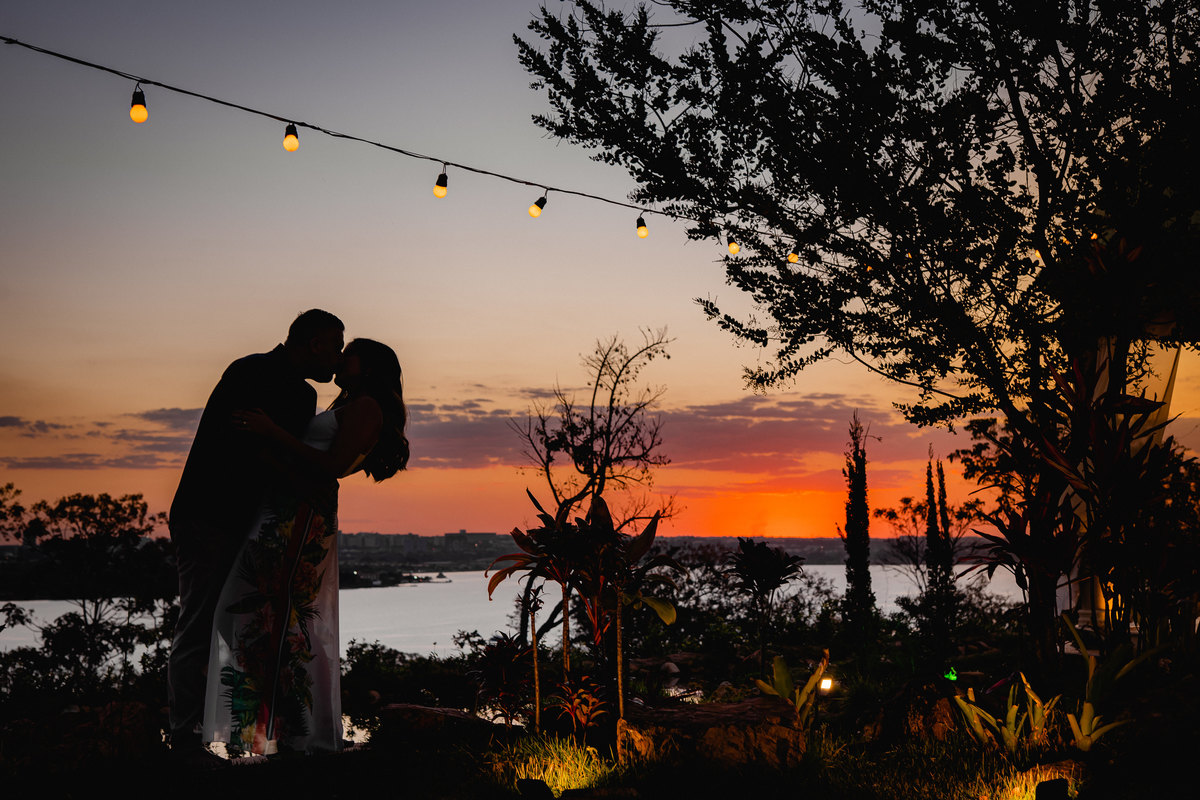 Ensaio de casal - Ensaio de casal brasília - Fotos de casal - Fotógrafo de casal - Fotógrafo Brasília - Fotógrafo de casamento - Brasília-DF - Villa Giardini - Inspiração ensaio de casal  - Ensaio de casal ao ar livre - Ensaio de casal criativo