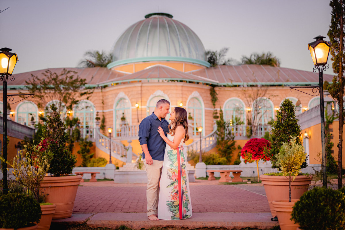 Ensaio de casal - Ensaio de casal brasília - Fotos de casal - Fotógrafo de casal - Fotógrafo Brasília - Fotógrafo de casamento - Brasília-DF - Villa Giardini - Inspiração ensaio de casal  - Ensaio de casal ao ar livre - Ensaio de casal criativo