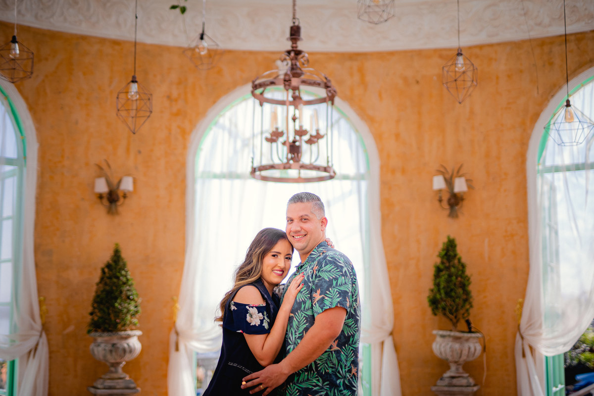 Ensaio de casal - Ensaio de casal brasília - Fotos de casal - Fotógrafo de casal - Fotógrafo Brasília - Fotógrafo de casamento - Brasília-DF - Villa Giardini - Inspiração ensaio de casal  - Ensaio de casal ao ar livre - Ensaio de casal criativo