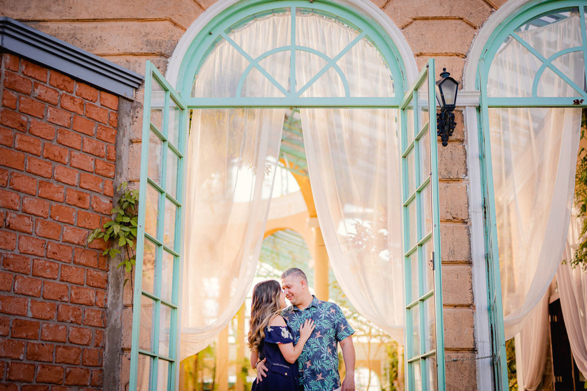 Ensaio de casal - Ensaio de casal brasília - Fotos de casal - Fotógrafo de casal - Fotógrafo Brasília - Fotógrafo de casamento - Brasília-DF - Villa Giardini - Inspiração ensaio de casal  - Ensaio de casal ao ar livre - Ensaio de casal criativo