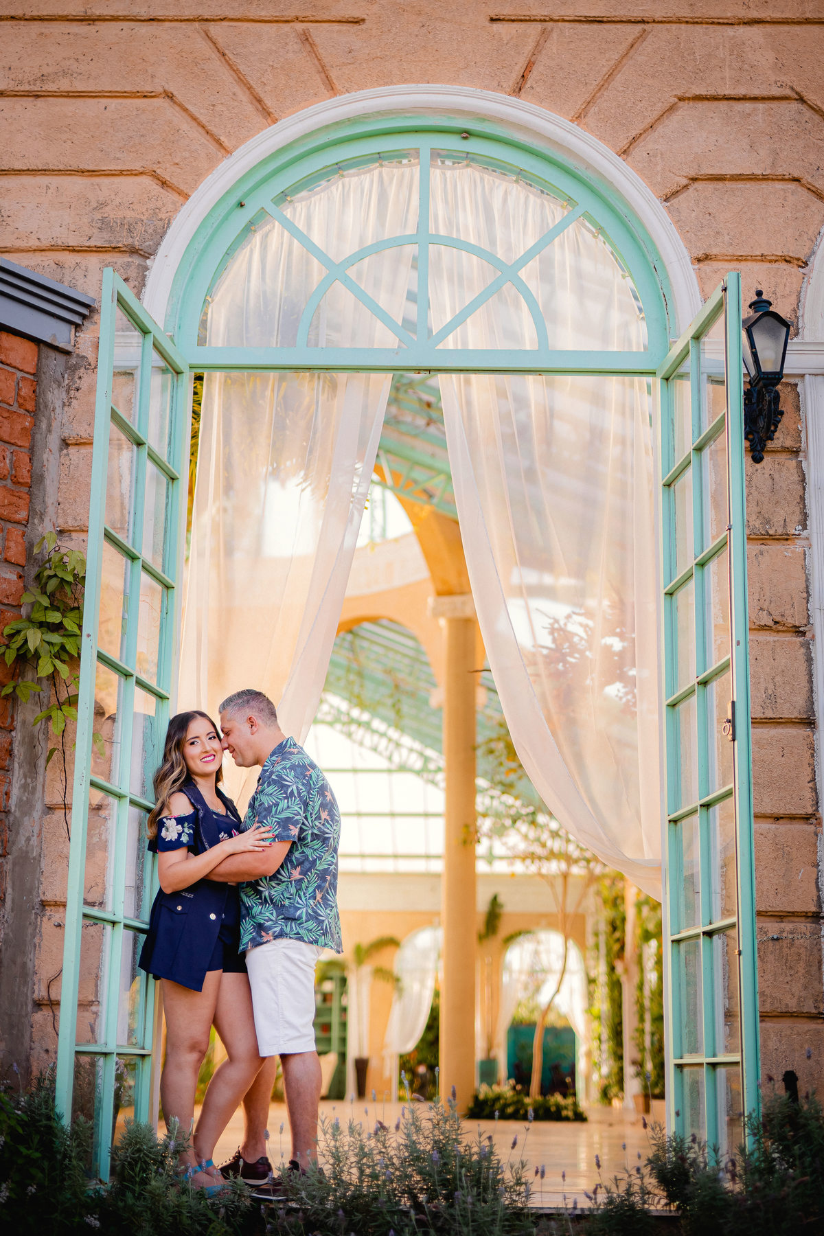 Ensaio de casal - Ensaio de casal brasília - Fotos de casal - Fotógrafo de casal - Fotógrafo Brasília - Fotógrafo de casamento - Brasília-DF - Villa Giardini - Inspiração ensaio de casal  - Ensaio de casal ao ar livre - Ensaio de casal criativo