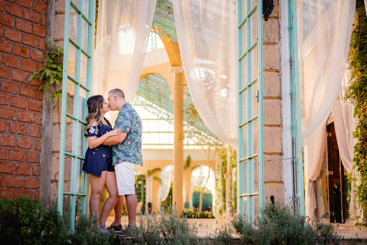 Ensaio de casal - Ensaio de casal brasília - Fotos de casal - Fotógrafo de casal - Fotógrafo Brasília - Fotógrafo de casamento - Brasília-DF - Villa Giardini - Inspiração ensaio de casal  - Ensaio de casal ao ar livre - Ensaio de casal criativo