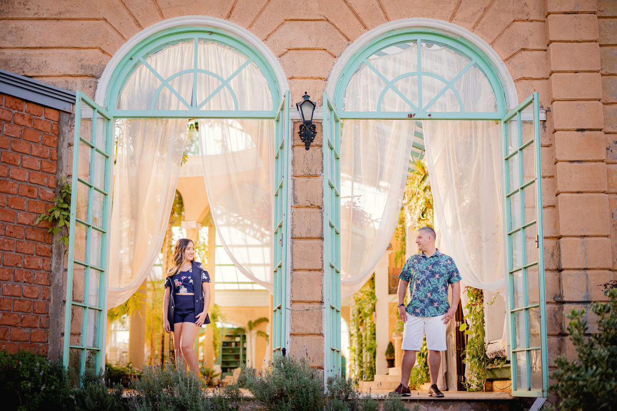 Ensaio de casal - Ensaio de casal brasília - Fotos de casal - Fotógrafo de casal - Fotógrafo Brasília - Fotógrafo de casamento - Brasília-DF - Villa Giardini - Inspiração ensaio de casal  - Ensaio de casal ao ar livre - Ensaio de casal criativo