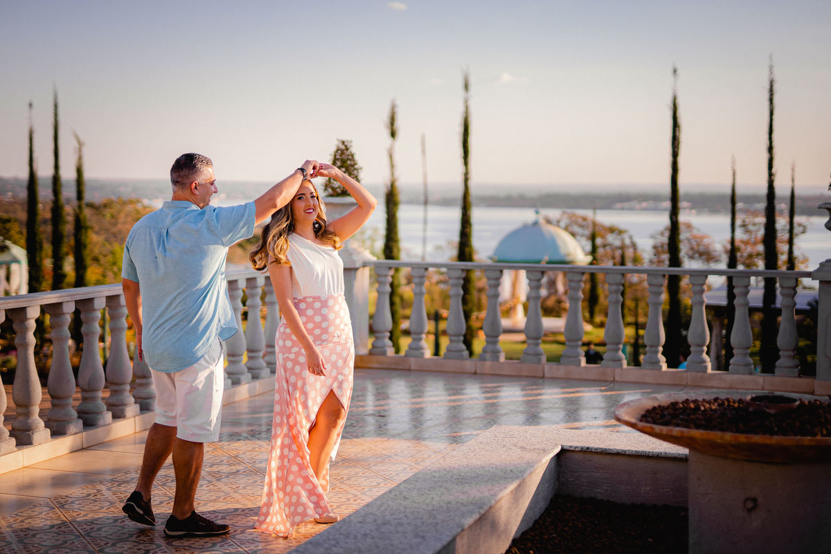 Ensaio de casal - Ensaio de casal brasília - Fotos de casal - Fotógrafo de casal - Fotógrafo Brasília - Fotógrafo de casamento - Brasília-DF - Villa Giardini - Inspiração ensaio de casal  - Ensaio de casal ao ar livre - Ensaio de casal criativo