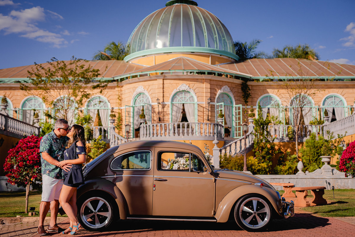 Ensaio de casal - Ensaio de casal brasília - Fotos de casal - Fotógrafo de casal - Fotógrafo Brasília - Fotógrafo de casamento - Brasília-DF - Villa Giardini - Inspiração ensaio de casal  - Ensaio de casal ao ar livre - Ensaio de casal criativo 