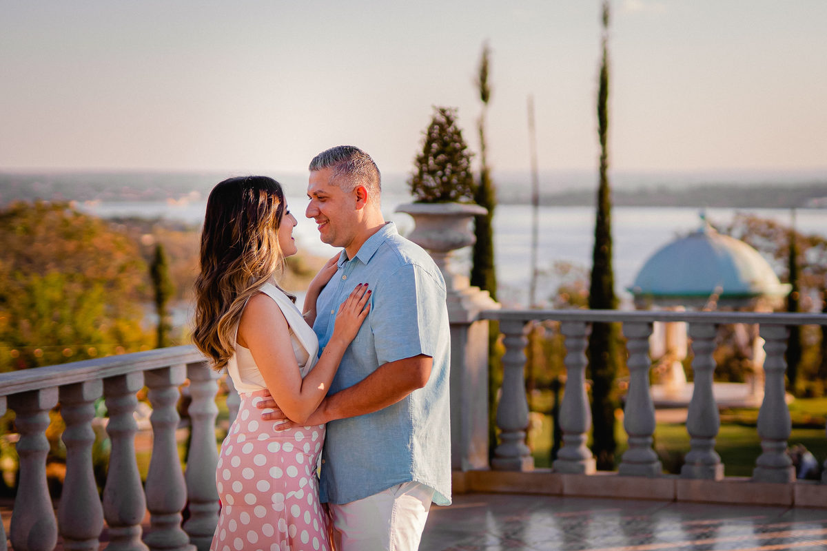 Ensaio de casal - Ensaio de casal brasília - Fotos de casal - Fotógrafo de casal - Fotógrafo Brasília - Fotógrafo de casamento - Brasília-DF - Villa Giardini - Inspiração ensaio de casal  - Ensaio de casal ao ar livre - Ensaio de casal criativo